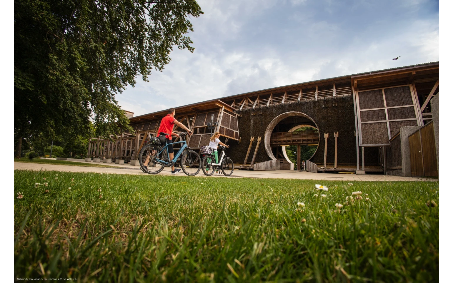 Fahrradfahrer vor dem Gradierwerk in Bad Sassendorf Fahrradfahrer vor dem Gradierwerk in Bad Sassendorf