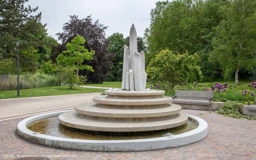 Salzkristallbrunnen vor der Börde Therme Bad Sassendorf Salzkristallbrunnen vor der Börde Therme Bad Sassendorf