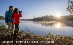 Wanderer am Ufer des Möhnesees Wanderer am Ufer des Möhnesees