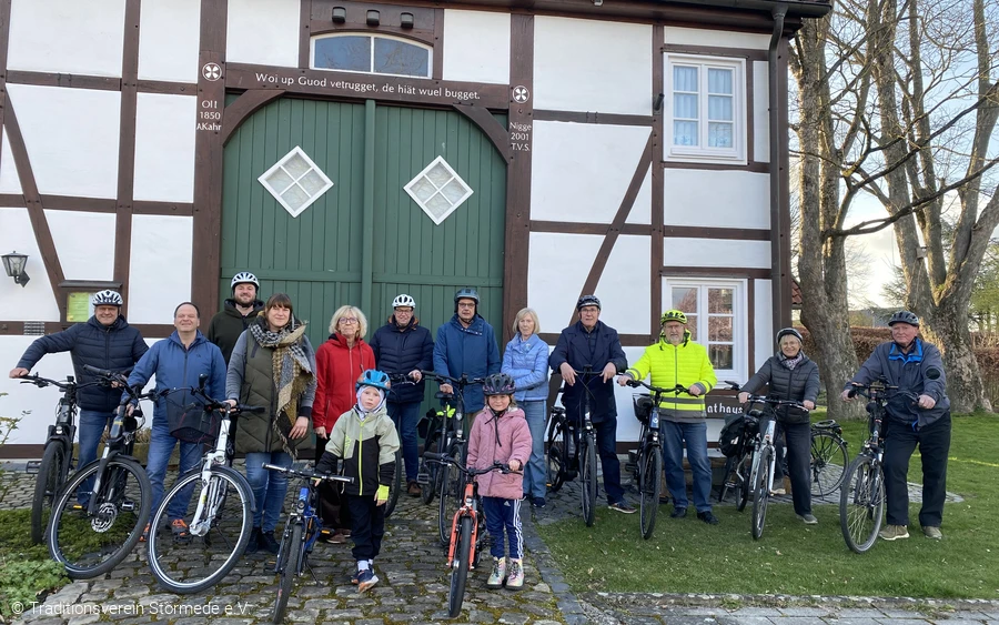 Fahrradgruppe vor einer alten gepflegten Fachwerk-Scheune © Traditionsverein Störmede e.V.