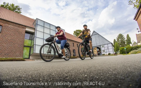 Radfahrende in Bad Sassendorf vor den westfälischen Salzwelten. Foto: Sauerland-Tourismus e.V._sabrinity.com_REACT-EU