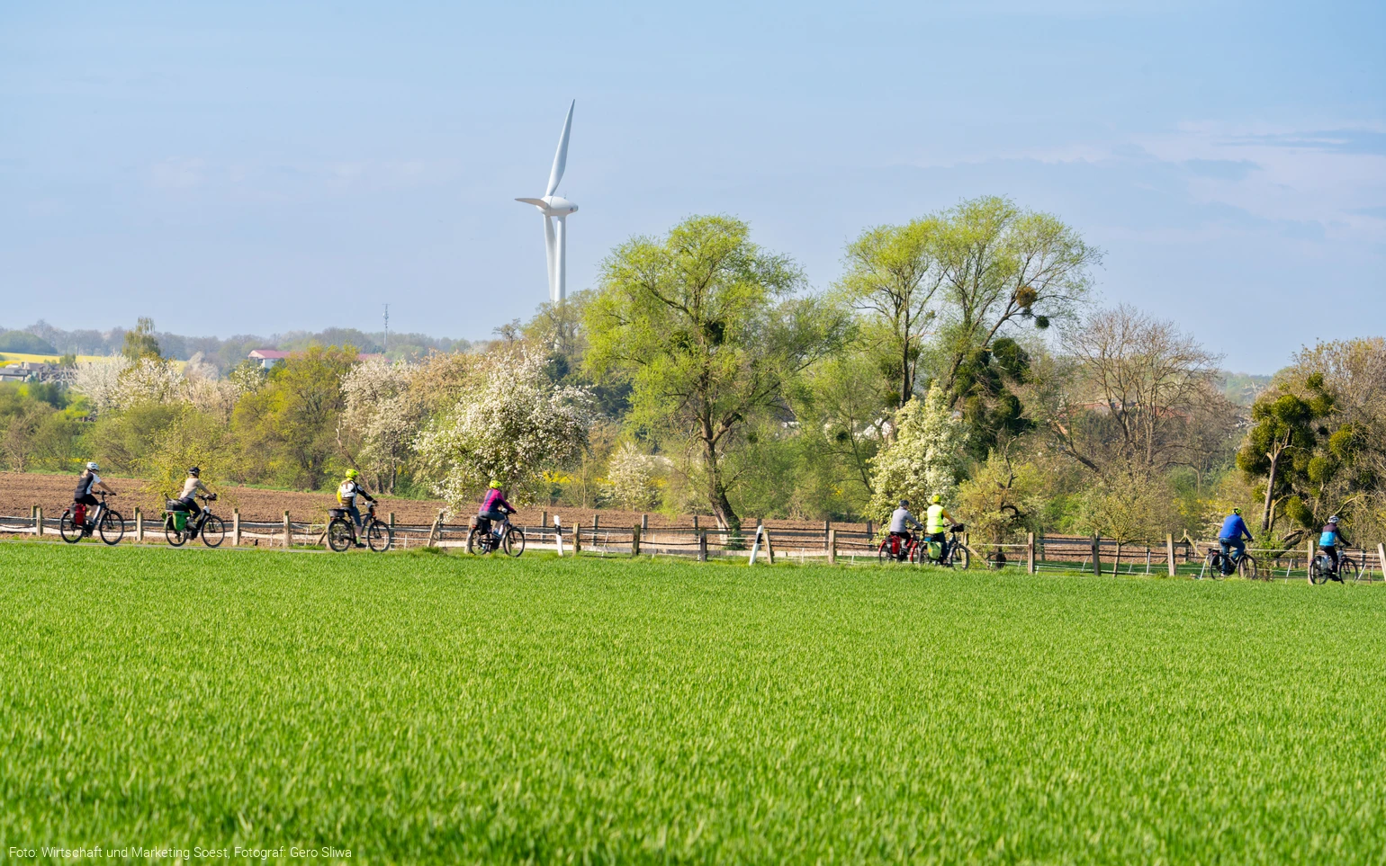 Fahrräder auf einem Feldweg um Soest Foto: Wirtschaft und Marketing Soest, Fotograf: Gero Sliwa
