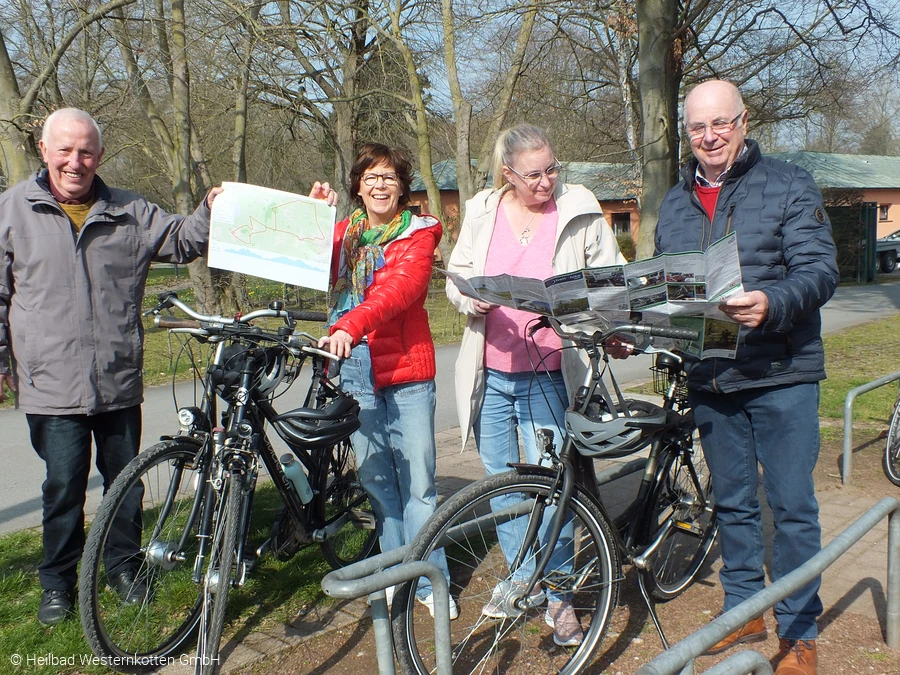 In Erwitte wrde die Radtour mit sch&ouml;nen Aussichten vorgestellt (von links): Radwanderf&uuml;hrer Josef Sottmann, Martina Heilig und Karina Humann von der Heilbad Westernkotten GmbH und Radwanderf&uuml;hrer Heinz Brinkhoff.  Foto: &copy; Heilbad Westernkotten GmbH