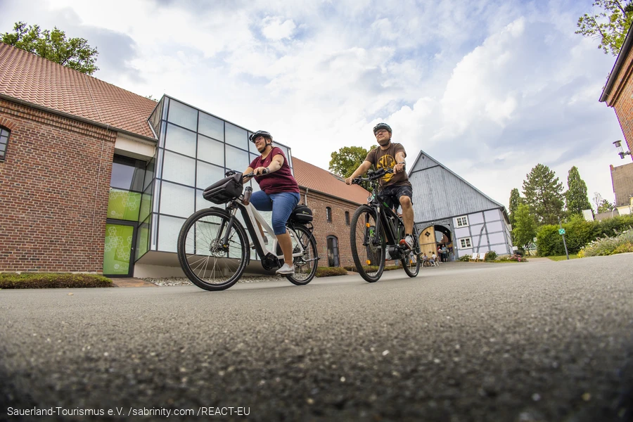 Radfahrende in Bad Sassendorf vor den westf&auml;lischen Salzwelten. Foto: Sauerland-Tourismus e.V._sabrinity.com_REACT-EU