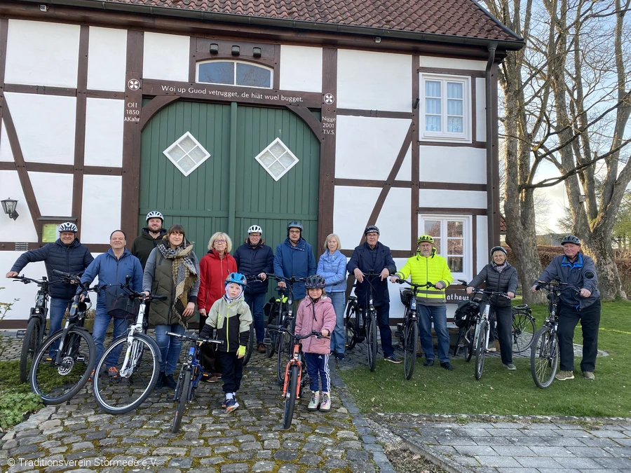 Fahrradgruppe vor einer alten gepflegten Fachwerk-Scheune &copy; Traditionsverein St&ouml;rmede e.V.