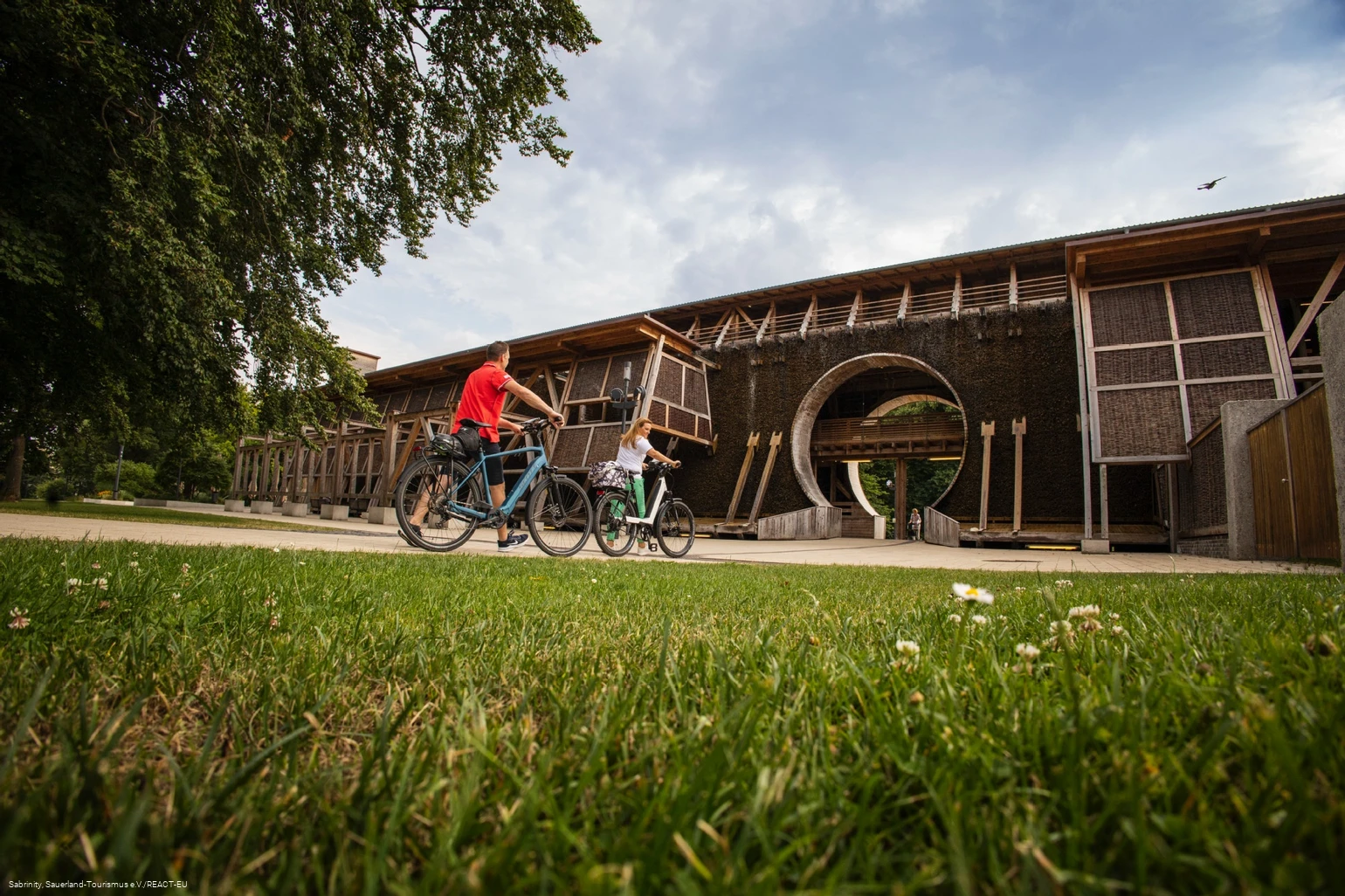 Fahrradfahrer vor dem Gradierwerk in Bad Sassendorf